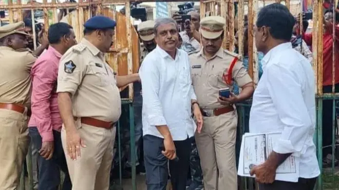 సజ్జల రామకృష్ణా రెడ్డి, పోలీసు కేసు, మొబైల్ ఫోన్, అమరావతి, టీడీపీ కేంద్ర కార్యాలయం, 