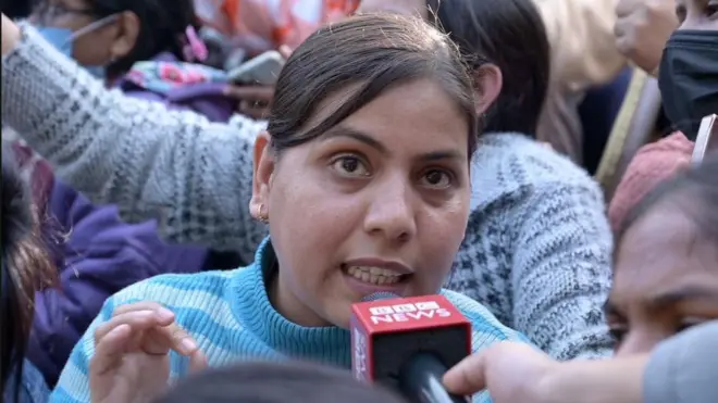 पटना में रविवार को पुलिस ने बीपीएससी परीक्षार्थियों पर लाठीचार्ज किया