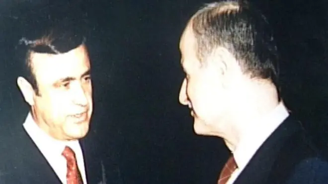 Архивное фото президента Сирии Хафеза аль-Асада (справа) с младшим братом Рифатом (слева), сделанное на официальном приеме в 1986 году. По словам дипломатов, в начале этой недели президент лишил Рифаата должности вице-президента, чтобы гарантировать, что его собственный сын Башар в конечном итоге сменит его на этом посту. 