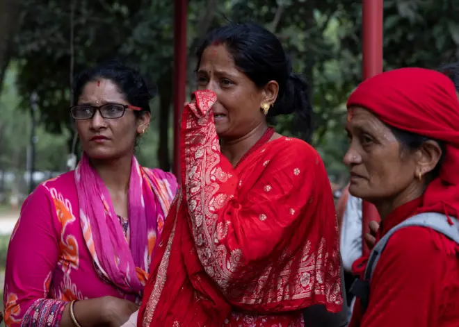 Mulheres choram no Nepal após a tragédia