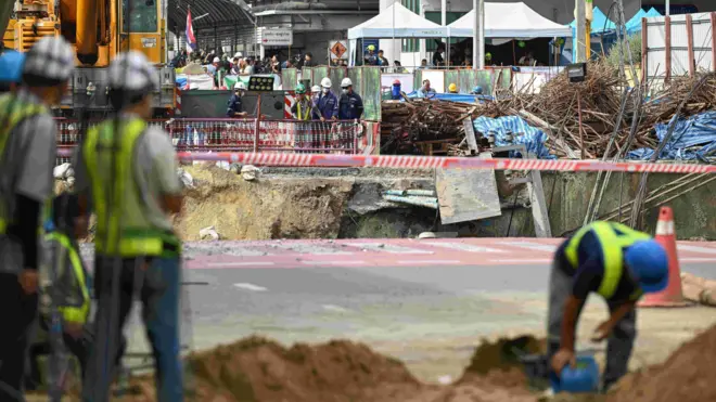 เจ้าหน้าที่ยังคงกั้นพื้นที่เพื่อกู้ความเสียหายจากเหตุการณ์ถนนทรุดตัวบริเวณหน้า รพ.วชิรพยาบาล เป็นวันที่ 2 