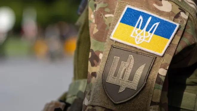 Flaga Ukrainy, armii ukraińskiej lub sił zbrojnych na naszywce munduru żołnierza
