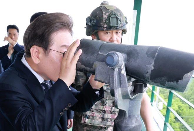 이재명 대통령이 13일 경기도 연천군 육군 25사단 비룡전망대에서 망원경으로 북측 지역을 보고 있다