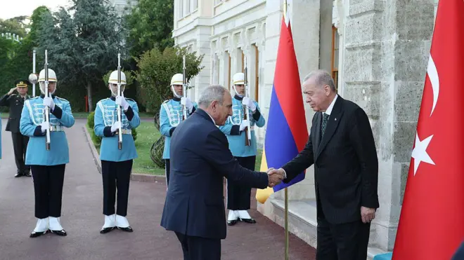 Erdoğan ve Paşinyan Dolmabahçe'de el sıkışıyor.