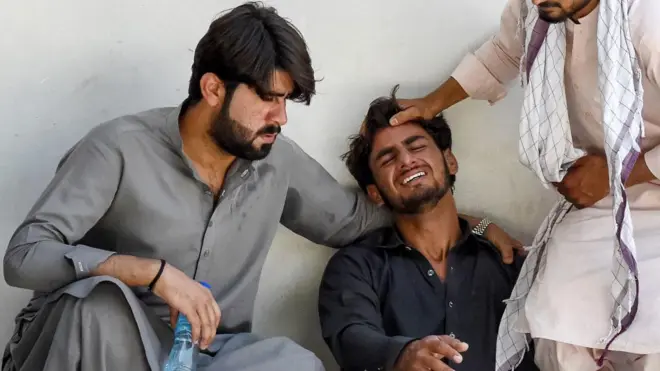 क्वेटामधील रुग्णालयात उपचारादरम्यान वडिलांचं निधन झाल्यानंतर शोक व्यक्त करणारा तरुण. 