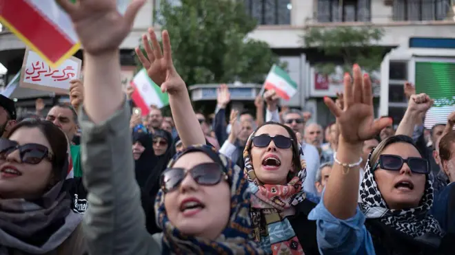 Tahran'da 22 Haziran'da yapılan gösteride en önde dört kadın görünüyor. Başörtüleri sıkılmadan bağlanmış, hepsinin güneş gözlüğü var.