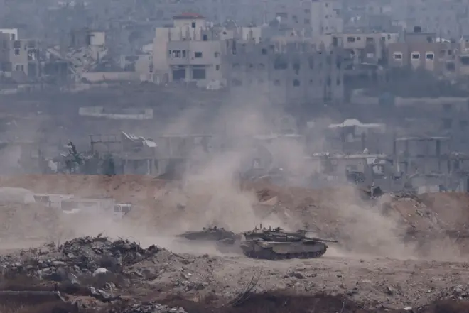 دبابات إسرائيلية تُجري مناورات وسط الأنقاض في شمال غزة. 