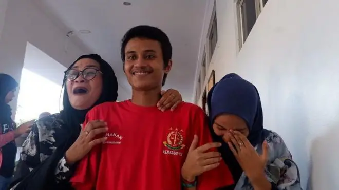 Salah satu terpidana disambut keluarganya dengan tangis haru.