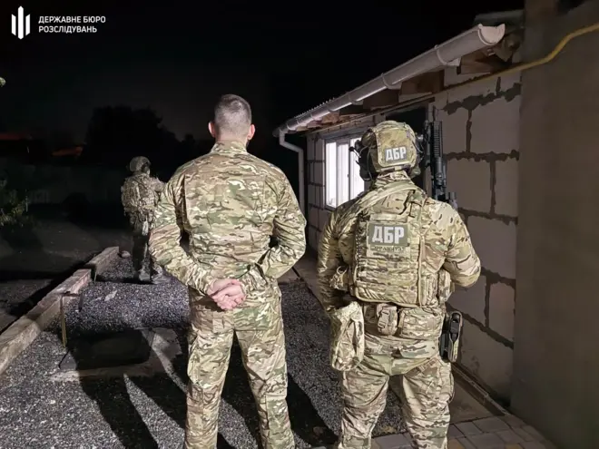 Люди у формі стоять зі спини