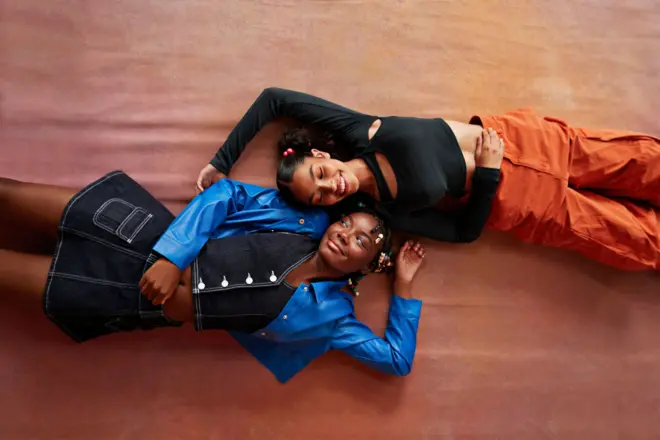 Deux jeunes filles couchées sur le sol