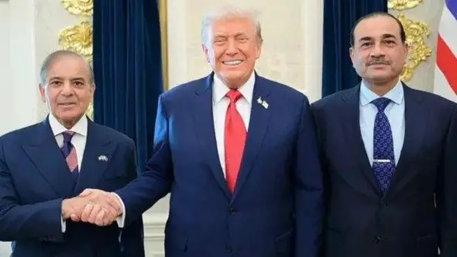 منځ کې ډونلډ ټرمپ یوې خوا شهباز شریف او بلې خوا عاصم منیر دي