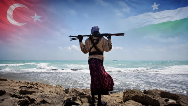 Sawir muujinaya burcad-badeed Soomaali ah oo hubeysan oo jooga xeebta, iyo calamada Puntland iyo Turkiga oo lagu dhex daray sawirka.