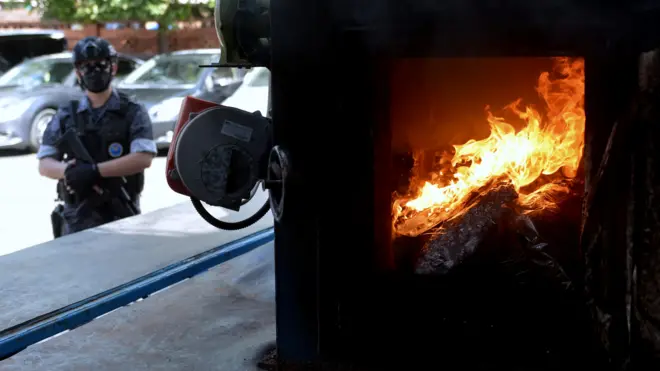 Petugas berjaga di dekat alat Incinerator saat pemusnahan narkoba di Kantor Badan Narkotika Nasional (BNN) Provinsi Bali, Denpasar, Jumat (05/08)