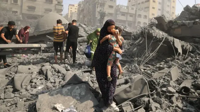 Warga Palestina mengungsi setelah Israel menggempur Masjid Sousi di Kota Gaza, 9 Oktober 2023.