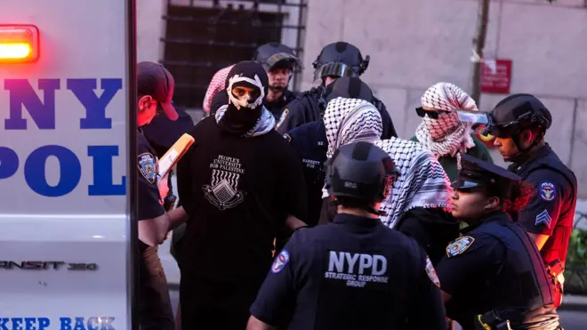 أفراد من شرطة نيويورك تعتقل شباباً يرتدون الكوفية الفلسطينية