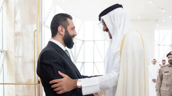 أمير قطر الشيخ تميم بن حمد آل ثاني ورئيس المرحلة الانتقالية في سوريا أحمد الشرع