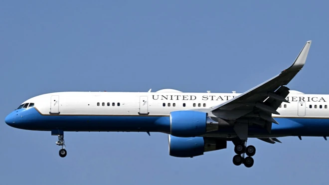 İniş yapmakta olan bir uçağı görüyoruz. Üzerinde Amerika Birleşik Devletleri yazıyor