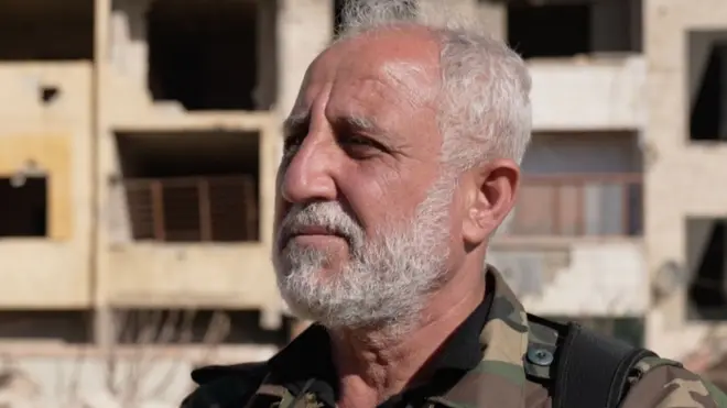 Une photo de la tête et des épaules d’un homme en uniforme militaire