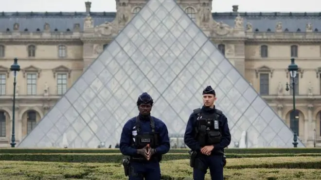 ክልተ ፖሊስ ኣብ ቅድሚ ቤተመዘክር ሉቭር ደው ኢሎም ኣለዉ