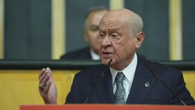 Bahçeli kürsüde konuşuyor.