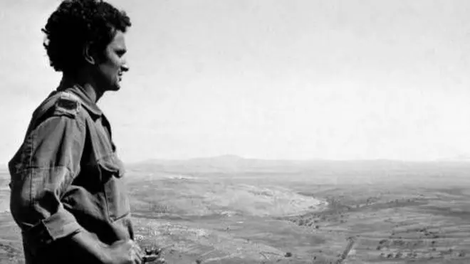 جندي إسرائيلي ينظر إلى الخطوط الأمامية السورية في مرتفعات الجولان السورية في 17 أكتوبر 1973