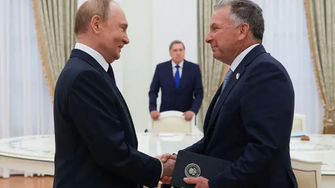 путин и уиткофф в кремле ранее жмут руки 