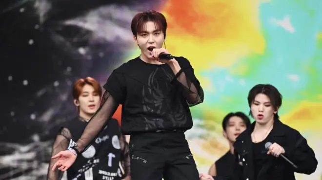 글래스톤베리에서 공연하는 세븐틴