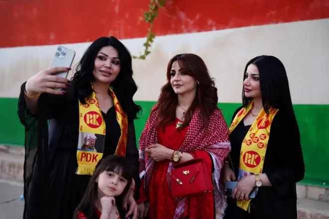 Fotoğraf çekilen kadınlar