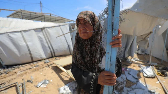 امرأة في مخيم.