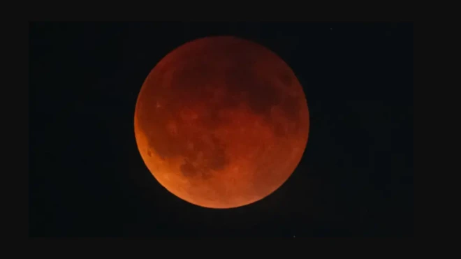 Osupa ẹlẹjẹ laarin okunkun loju ọrun