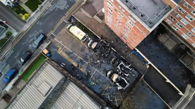 نمای پهپادی از آمبولانس‌های سوخته