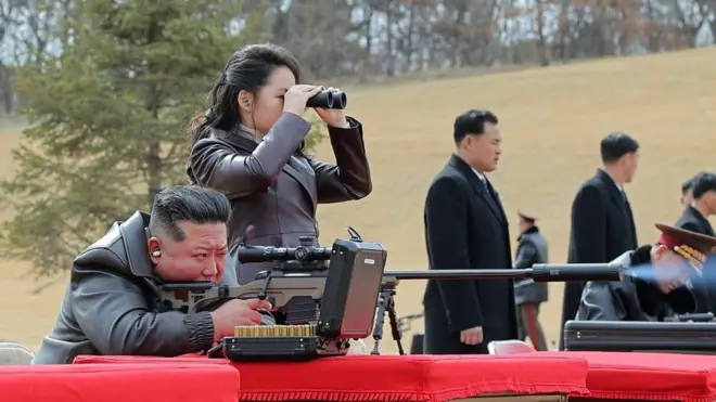 2026년 2월 28일 공개된 사진. 북한 평양에서 김정은 국무위원장이 사격에 집중하고 있고 딸 김주애는 망원경을 보고 있다