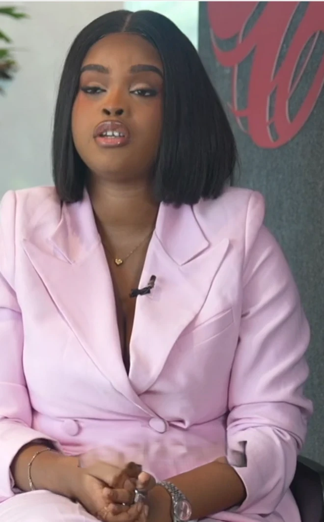Eyiyemi Afolayan wọ asọ oloyinbo kootu alawọ pinki, o si fi irun atọwọda sori