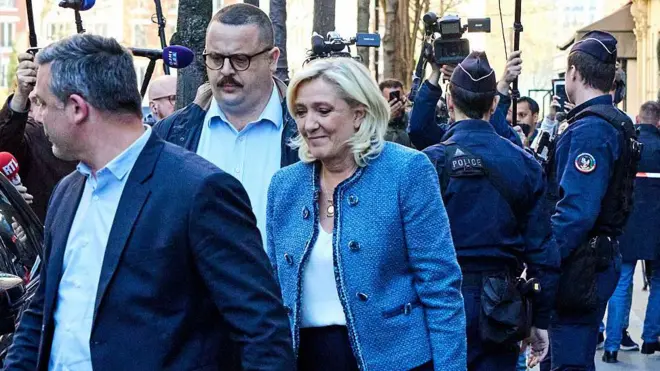 مارين لوبان (وسط الصورة)