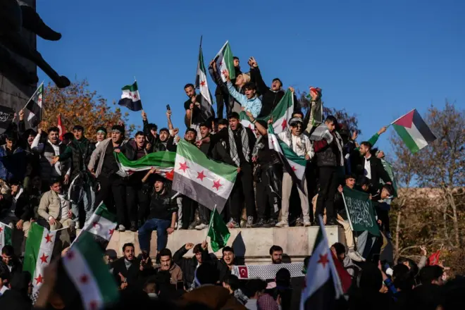 احتفالات كبيرة للسوريين داخل سوريا وخارجها بسقوط نظام الأسد