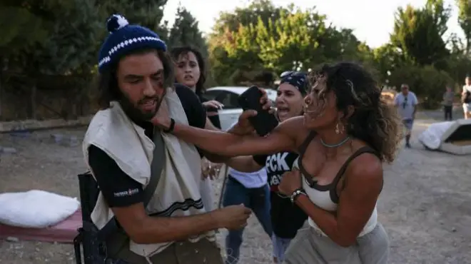 Des colons juifs affrontent des familles palestiniennes.