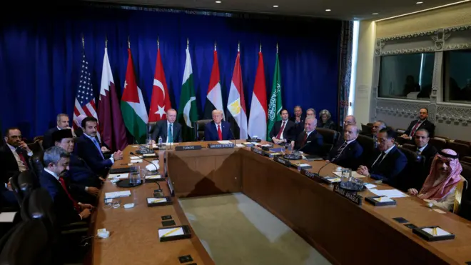 صورة تجمع الرئيس الأمريكي، دونالد ترامب، مع عدد من القادة العرب والمسلمين.