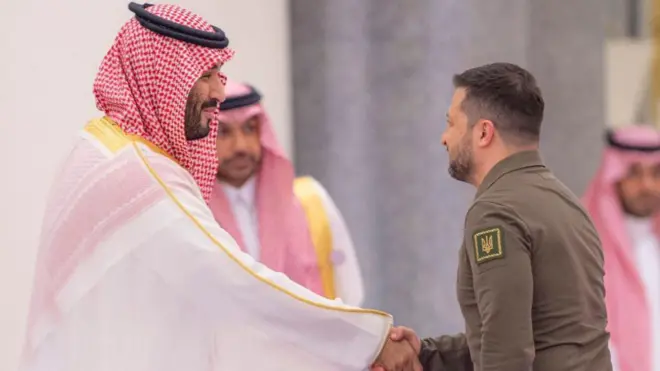 محمد بن سلمان (يسار) الرئيس الأوكراني (يمين) 