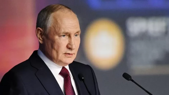 Vladimir Putin said moving nuclear weapons was about "containment"