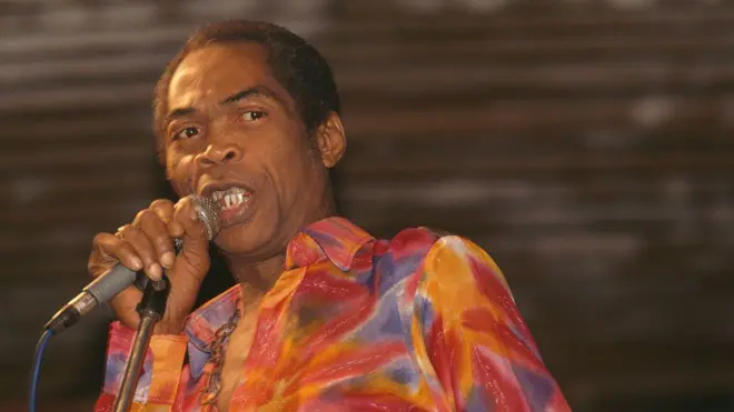 Fela Kuti dey sing for stage