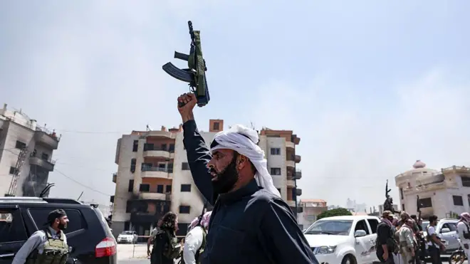 مقاتلون من البدو والعشائر في شوارع الجزء الشمالي من مدينة السويداء. محافظة السويداء ذات الأغلبية الدرزية جنوب سوريا، في 19 يوليو/تموز 2025.