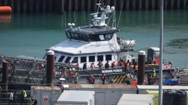 یک کشتی نیروی مرزی بریتانیا روز چهارشنبه پس از رهگیری قایق حامل پناهجویان در کانال مانش، آن‌ها را به بندر دوور منتقل کرد