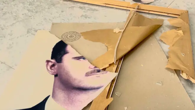 Разбитый портрет Асада в одном из президентских дворцов в Дамаске.