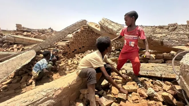 أطفال يلعبون وسط الركام