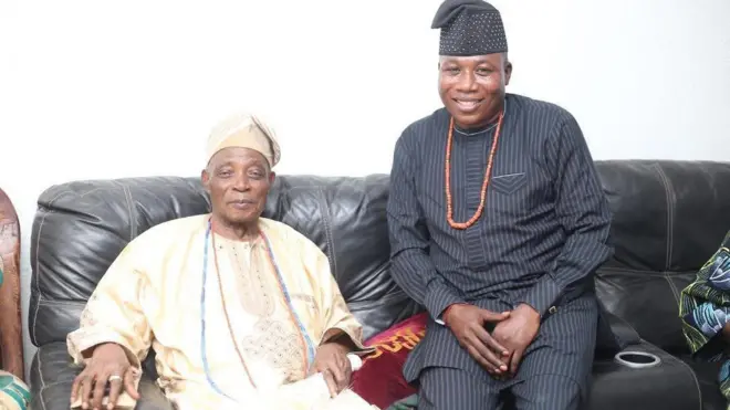 Olubadan ilẹ Ibadan, Ọba Rashidi Ladoja ati Oloye Sunday Igboho lasiko ti Igboho ṣabẹwo si kabiyesi ni aafin rẹ