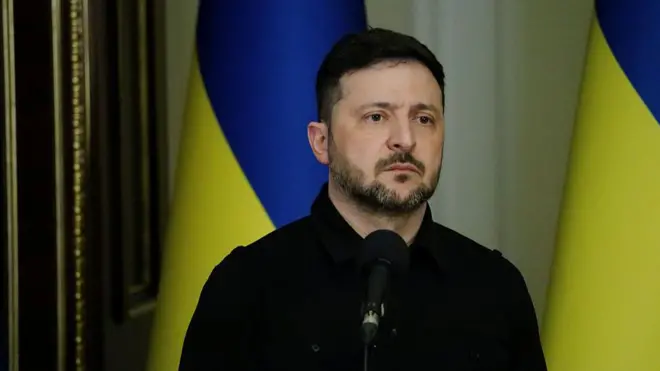 Володимир Зеленський біля прапора