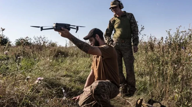 ယူကရိန်းတွေက ရှေ့တန်းမှာ ဒရုန်းတွေ ပိုသုံးလာကြပါတယ်။ တချို့က ထောက်လှမ်းရေးအတွက် ဖြစ်ပြီး တချို့ကိုတော့ လက်နက်အဖြစ် သုံးပါတယ်။