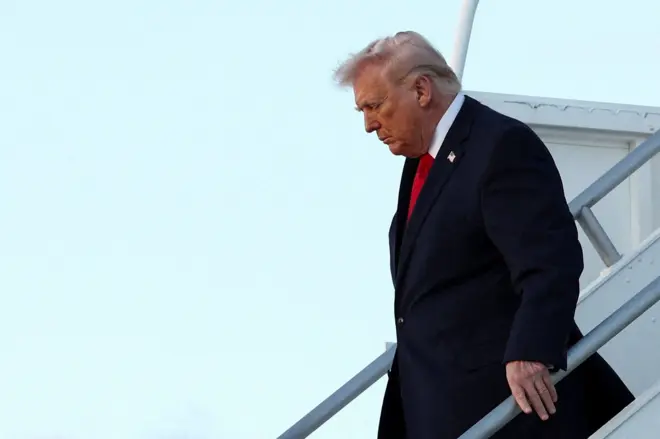 Trump desce escada de avião