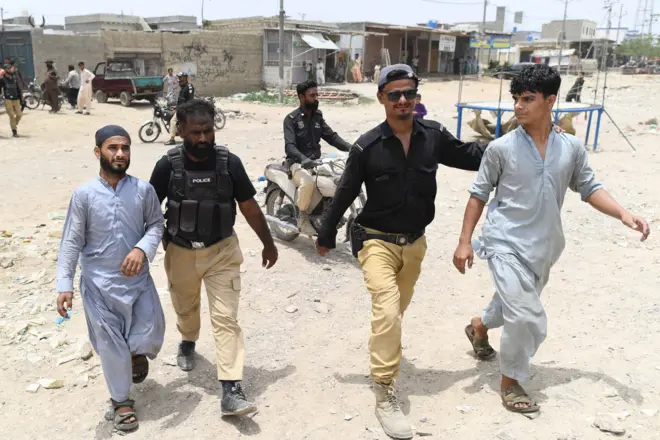 کراچۍ کې د دوو افغان کډوالو د نیول کېدو انځور.