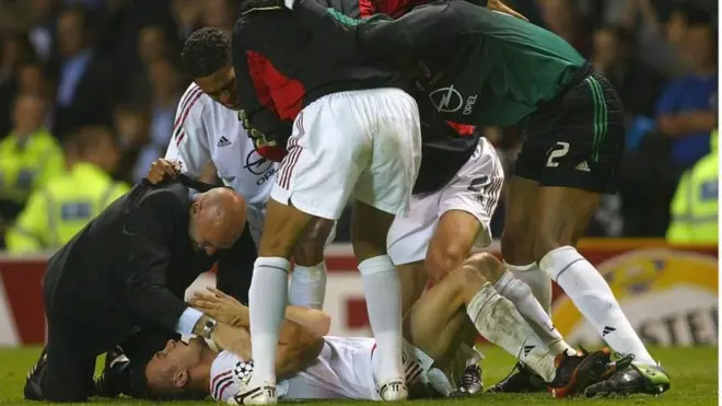 آندری شوچنکو (دراز کشیده روی زمین) یک گل مردود در وقتی عادی بازی داشت، اما سپس با گل کردن یک پنالتی‌ سرنوشت‌ساز، به آث میلان کمک کرد، قهرمان لیگ قهرمانان ۲۰۰۳ در اولدترافورد شود